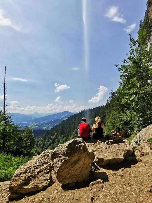Für_Wanderer_genügend_Sitzgelegenheiten