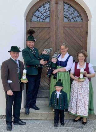 kl-1Familie mit Paten hoch