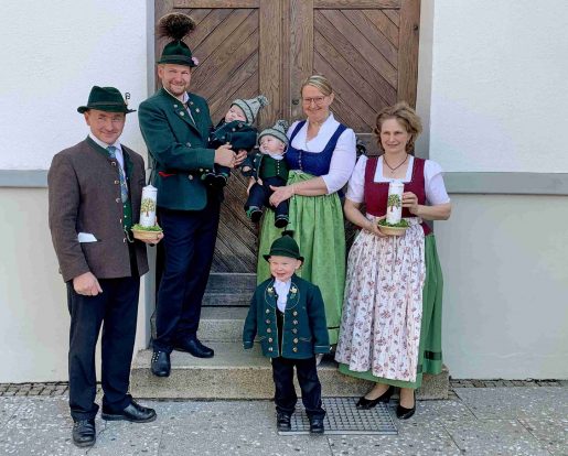 kl-1Familie mit Paten und Pfarrer 3