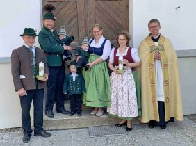 kl-1Familie mit Paten und Pfarrer quer