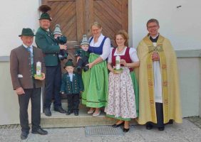 kl-1Familie mit Paten und Pfarrer