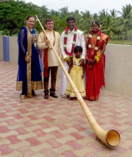 001_mit_Alphornklaengen_verzaubertes_Brautpaar_k