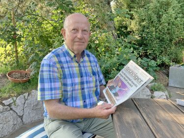 1Georg Gilgenrainer mit Brixental-Zeitung