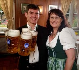 20151007_175025_mit_der_Weltmeisterin_im_Masskrugstemmen_Anita_Schwarz_k