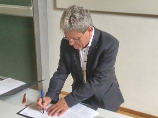 Vertragsunterzeichnung Prof Köster