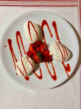 kl-Gams in Alpenrose2_Foto H. Reiter