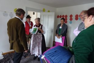 Begutachtung diverser Stoff-Farben für die Wandgestaltung in den Museums-Räumen