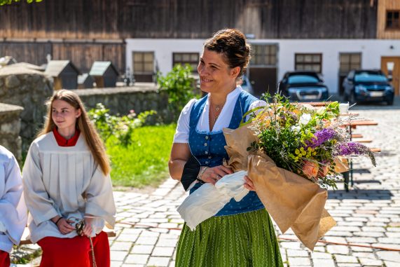 Verwaltungsleiterin vom PV Rohrdorf, Maren Göttlinger überreicht die Blumen