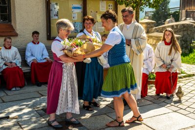 Maren Göttlinger überreicht Hilde Auer einen Blumenstrauß