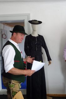 Projektleiter Christian Kammerbauer mit einer Trachtenpuppe