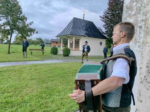 kl-1Schnalzen mit Leichenhaus