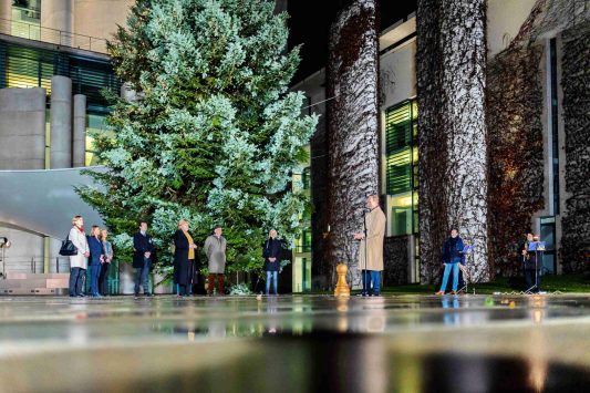 kl-Übergabe_Kanzlertanne1