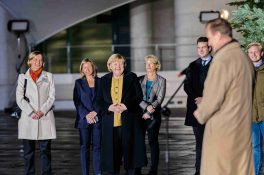 kl-Übergabe_Kanzlertanne2