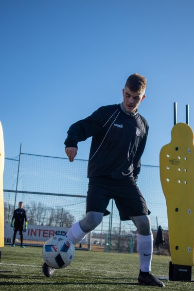 Dumitru Rücken zum Tor