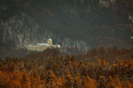 Schloß Hohenaschau mit leuchtendem Weihnachtsstern