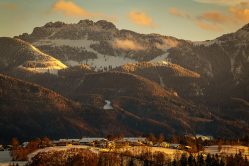 Blick über Leitenberg zur Kampenwand im Abendlicht