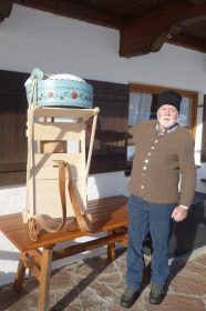 Alfons Egger mit Kraxe hoch