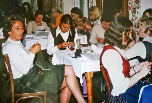 Lisl Fanderl und Stickrunde_Archiv Fander