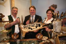 Minister Brunner mit Hirschhornschnitzer Stuhlmüller