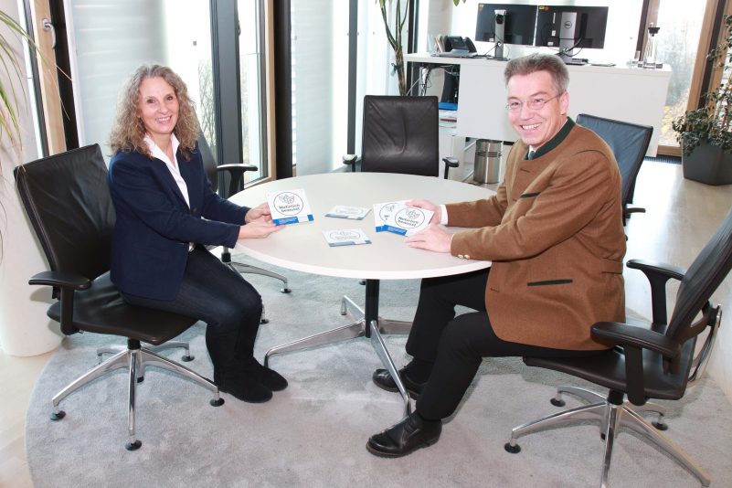 Landrat O Lederer und Geschäftsführerin C Pfaffinger beim Auftakt Natürlich bewusst-Chiemsee-Alpenland Tourismus