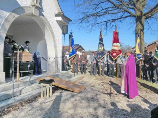 kl-1Gebete am Friedhof