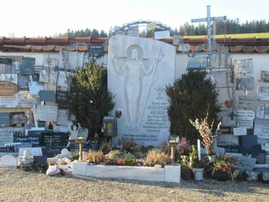 kl-1Grab Pfarrer Hieber