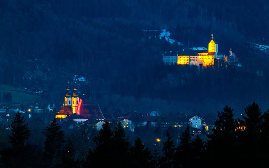 1Himmelsleiter in der Abenddämmerung mit Burg Hohenaschau