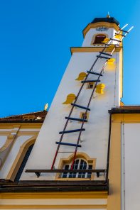 Kunstprojekt "Himmelsleiter" von Erwin Wiegerling am Kirchturm