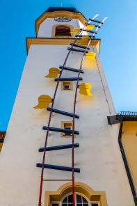 Kunstprojekt "Himmelsleiter" von Erwin Wiegerling am Kirchturm