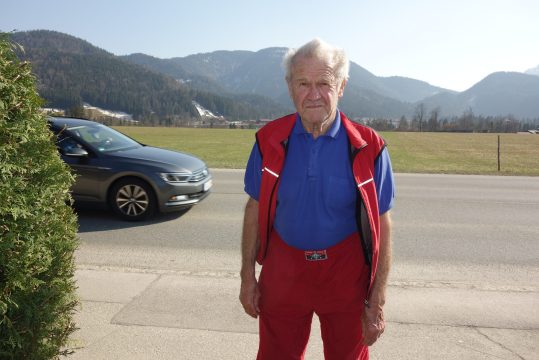 Lengg Edi mit Sprungschanze im Hintergrund