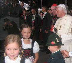 1PapstKinder2