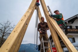 Blick durch Gestell zur Hochries