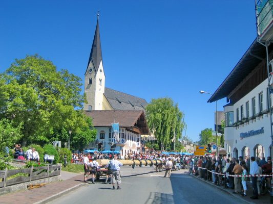 1Kirche - Maibaum