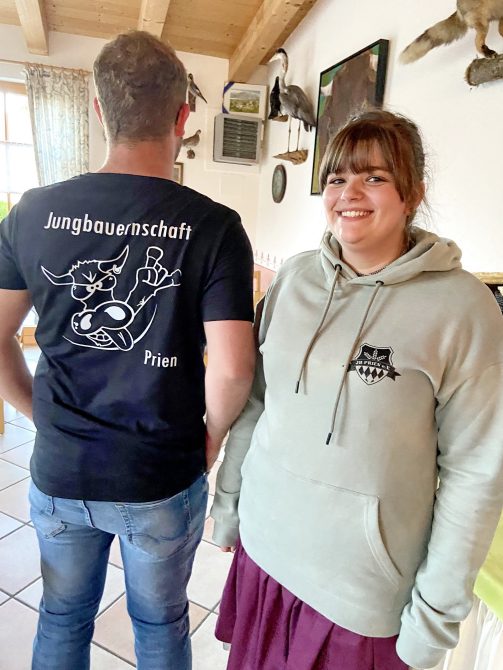 1Pulli und T-Shirt hoch