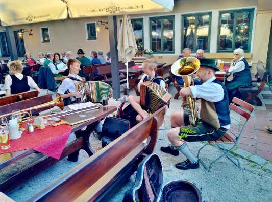 Heine Albrecht mit seinen Schülern