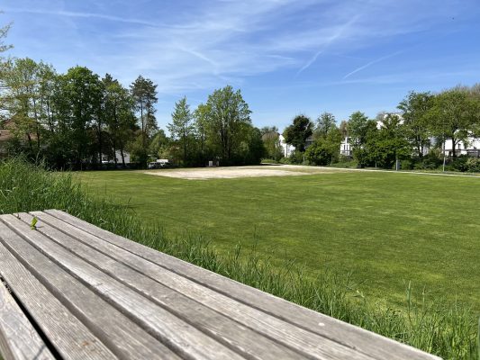 Konzertgelände_vorderer Teil_Bank