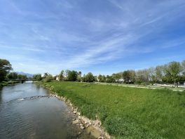 Mangfall_Deich_Konzertgelände im Hintergrund