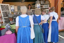 1Dirndl-Interessee