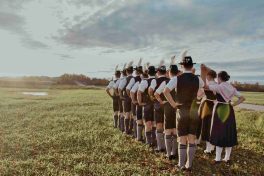 1Hochstätter Trachtler blicken nach vorn