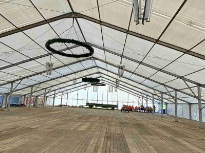 1Noch leeres Festzelt