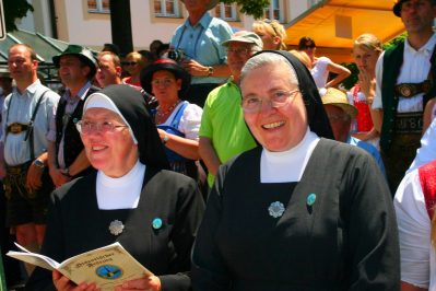 1ZuschauenSchwsesternAnner_aufgehellt