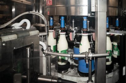 9_MolkereiBGL_Krones-Flaschenetikettierer_RGB