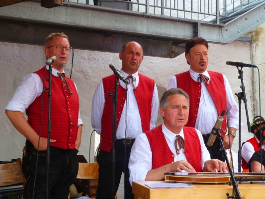 Auftritt Waldgau beim Drumherum 2022-1_aufgehellt