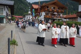 Ministranzen mit Kreuz