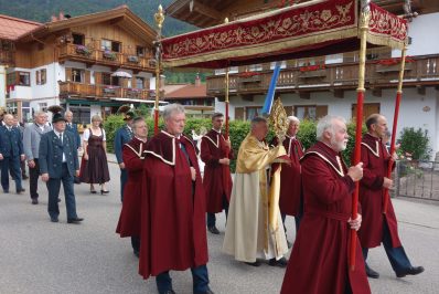 Pfarrer mit Monstranz