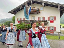 kl-Griabinga Trachtendirndl mit Madonnenfigur_Foto H. Reiter