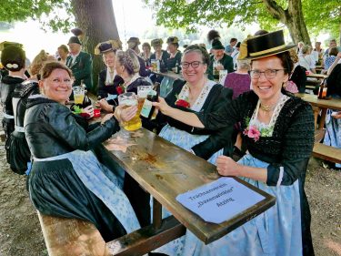 1Atzinger Röckefrauen