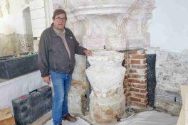 1Heinrich Dhom an Seitenaltar-Baustelle