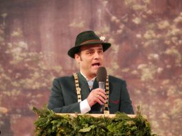 Alois Loferer, Schirmherr und Bürgermeister spricht zu den Gästen