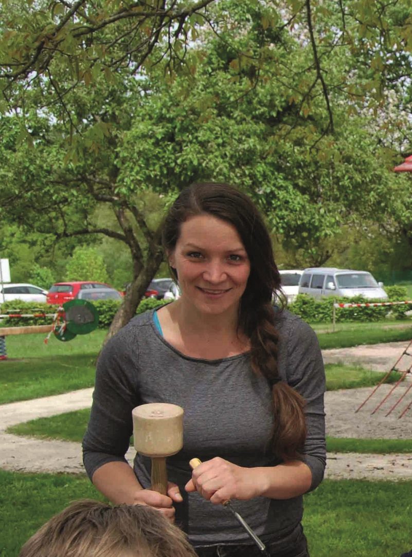 Franziska beim Schnitzen